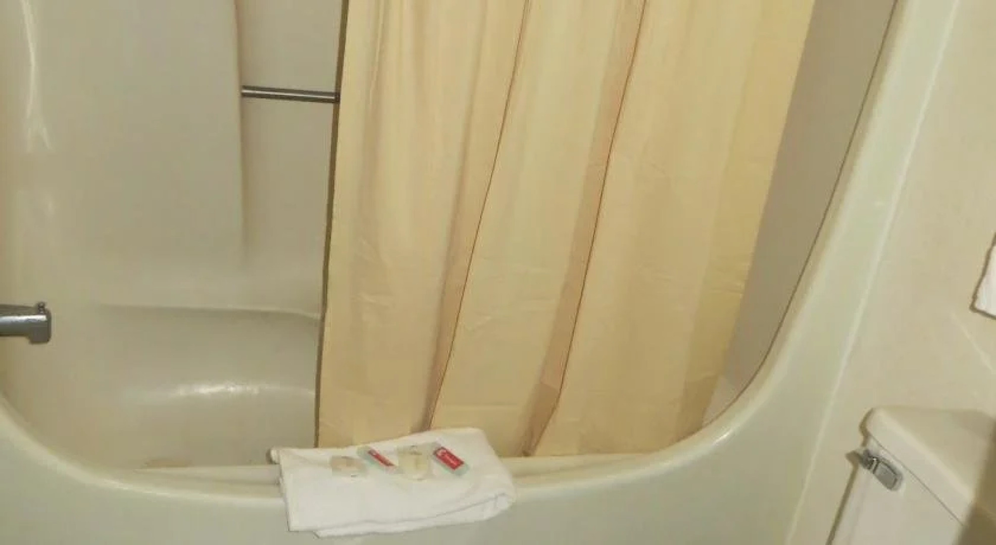 Hollywood Inn & Suites