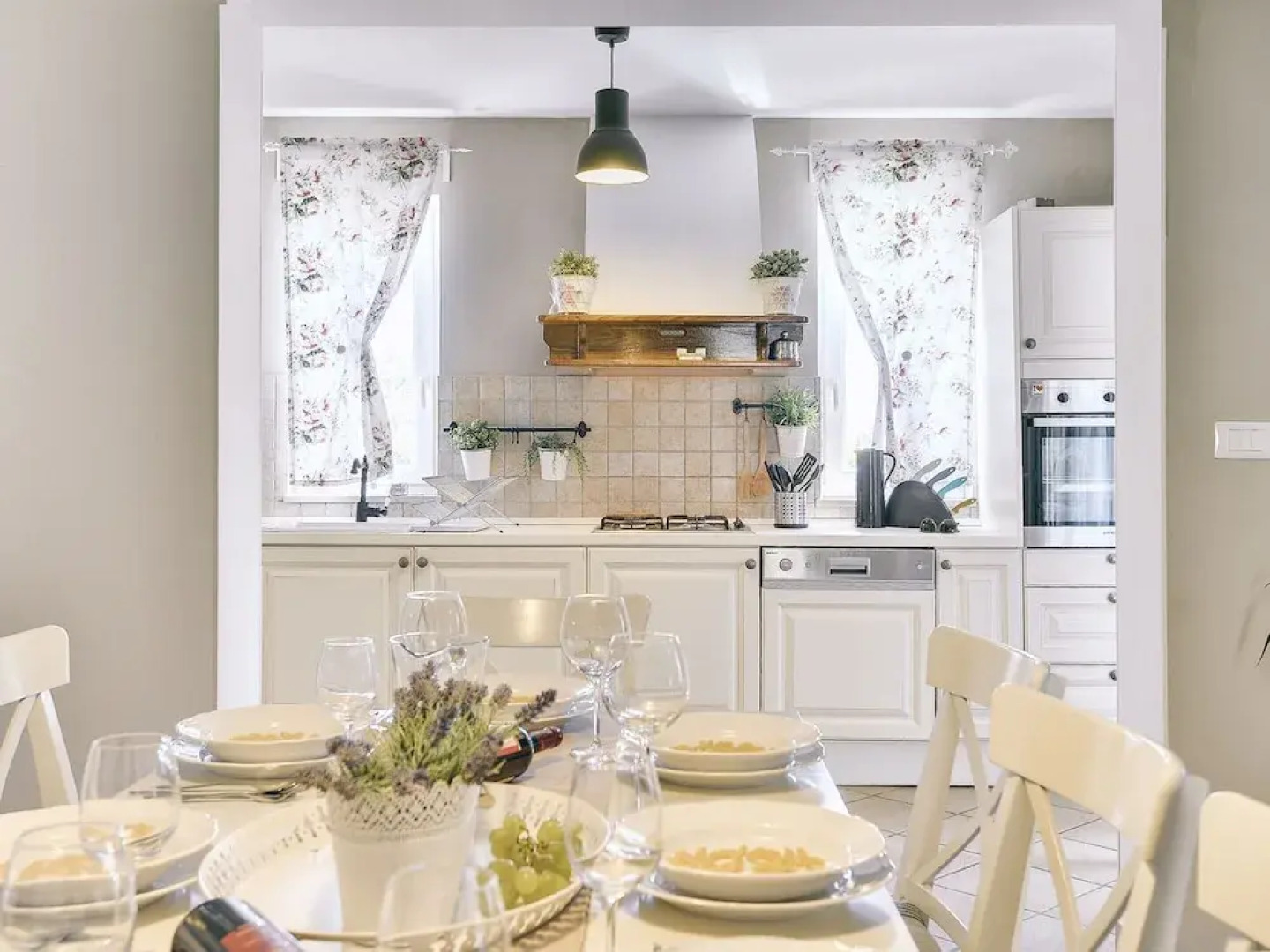 Superb Modern Villa With Pool, Large Fenced Yard Near the Beach