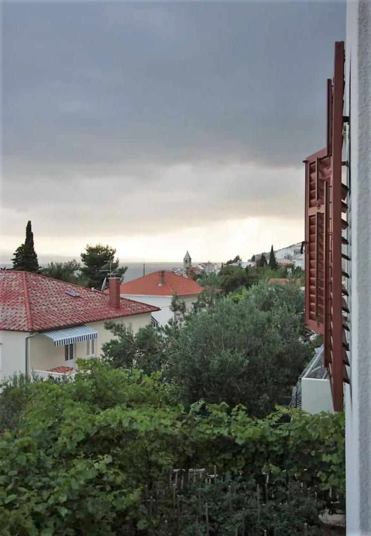 Apartment Šera - 50 m from beach: A2 Pisak, Riviera Omis