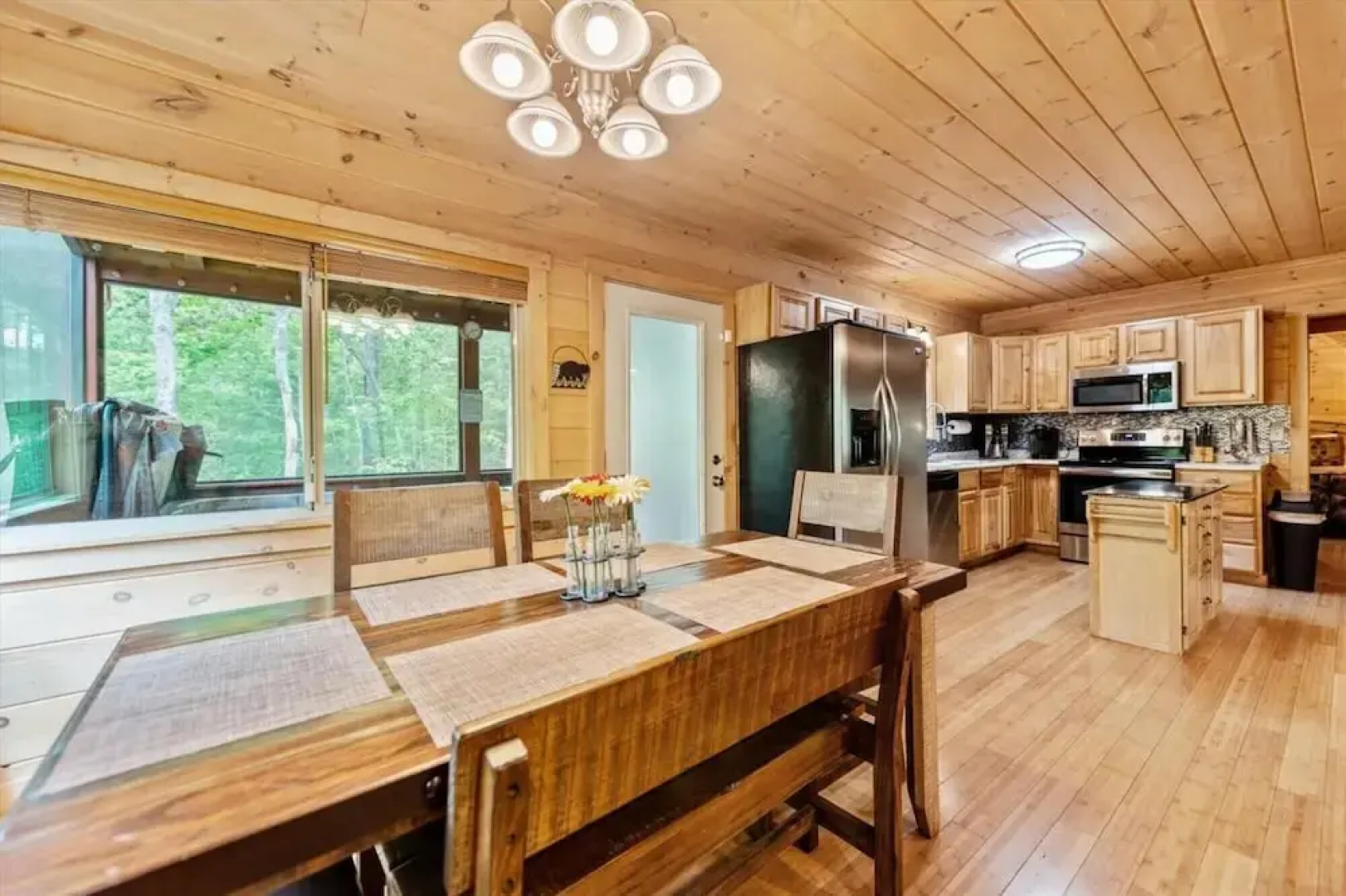 Firefly-pristine Mountain Cabin With hot tub Screened Porch Fire pit Wifi