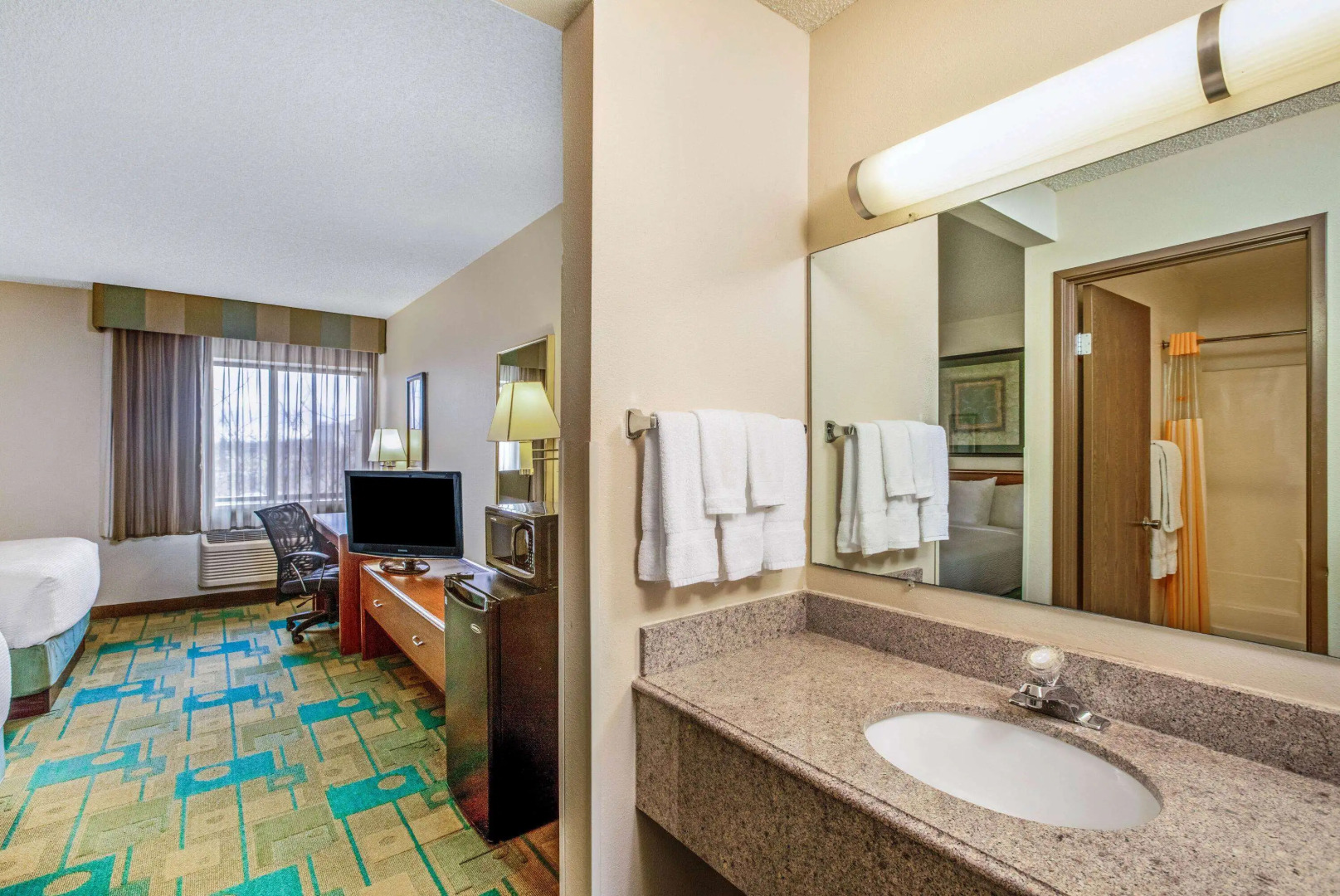 La Quinta Inn & Suites by Wyndham Des Moines West Clive