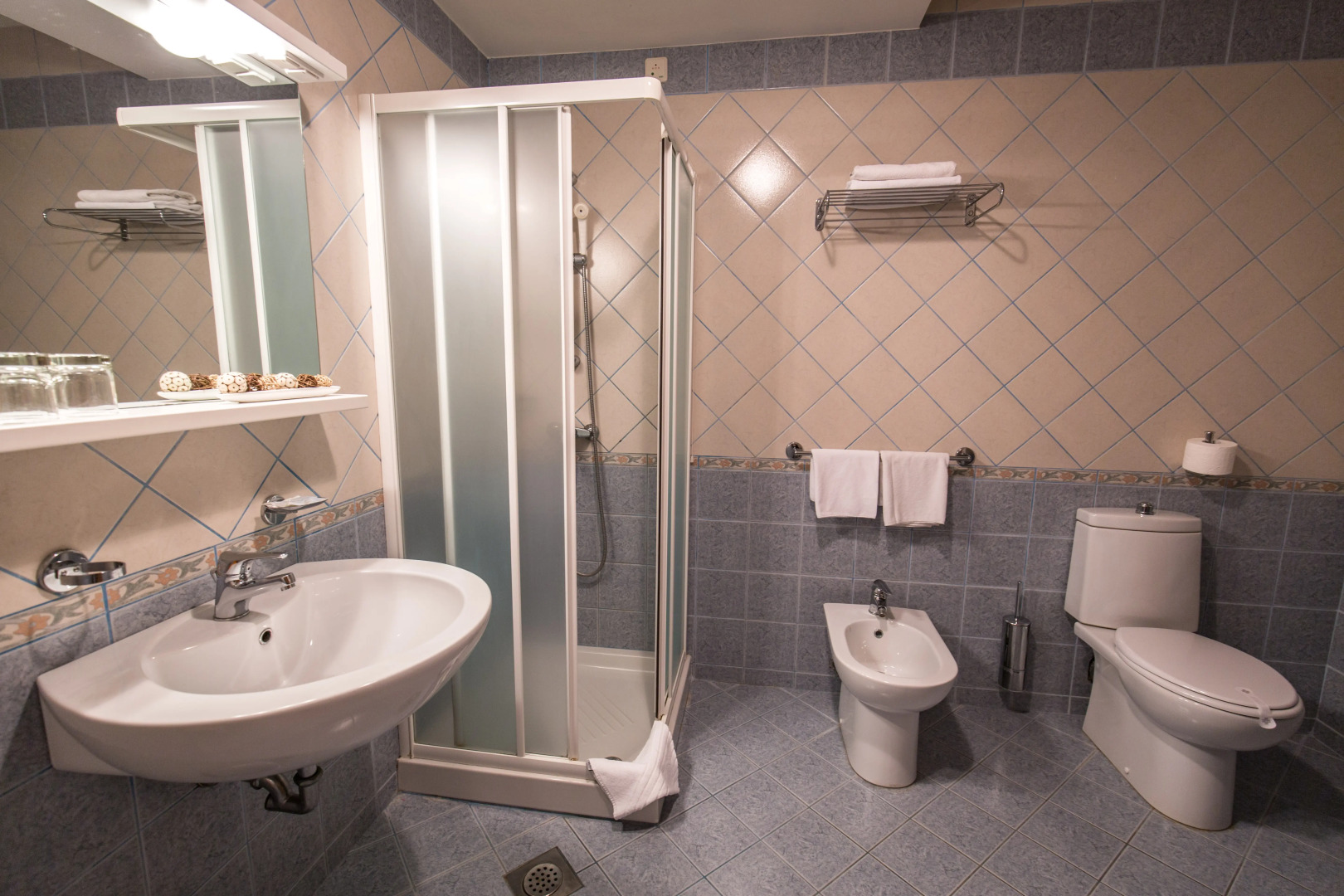 Splendid Golden Rocks Resort