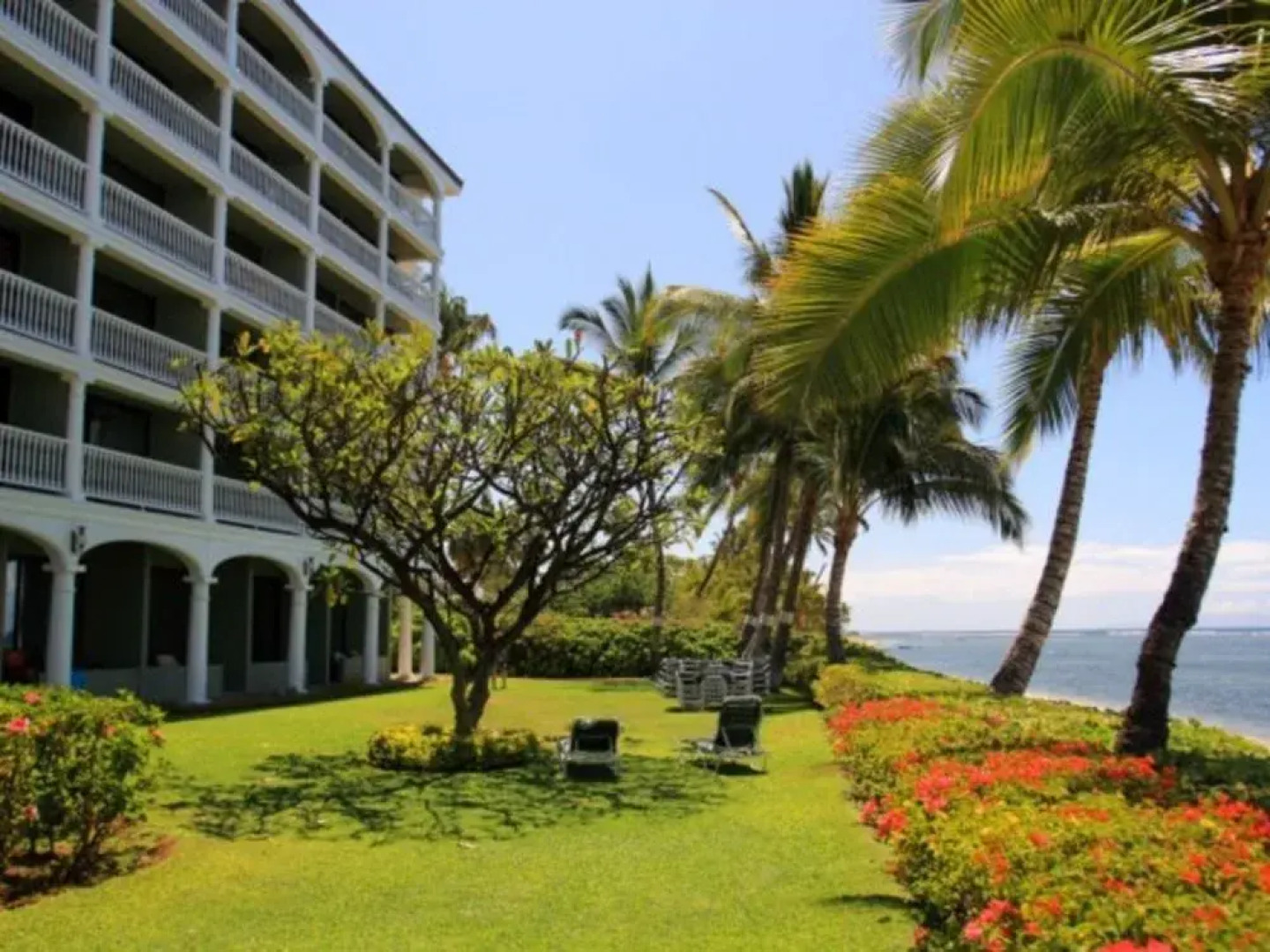 Lahaina Shores #522 Studio Bedroom Condo by RedAwning
