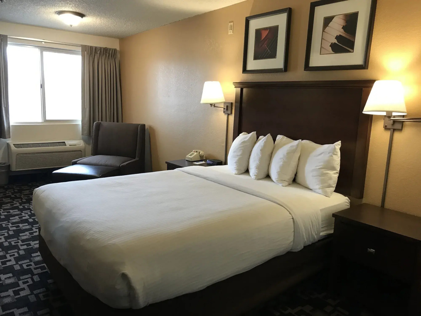 Econo Lodge Inn and Suites Bellingham