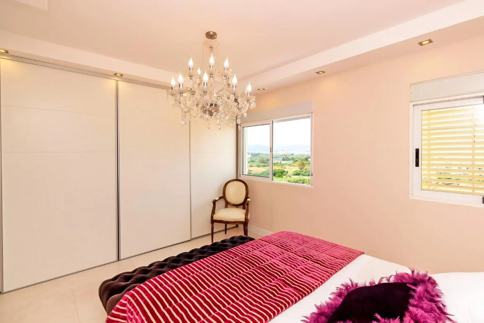 The White Apartment: Luxury, Beach and Design