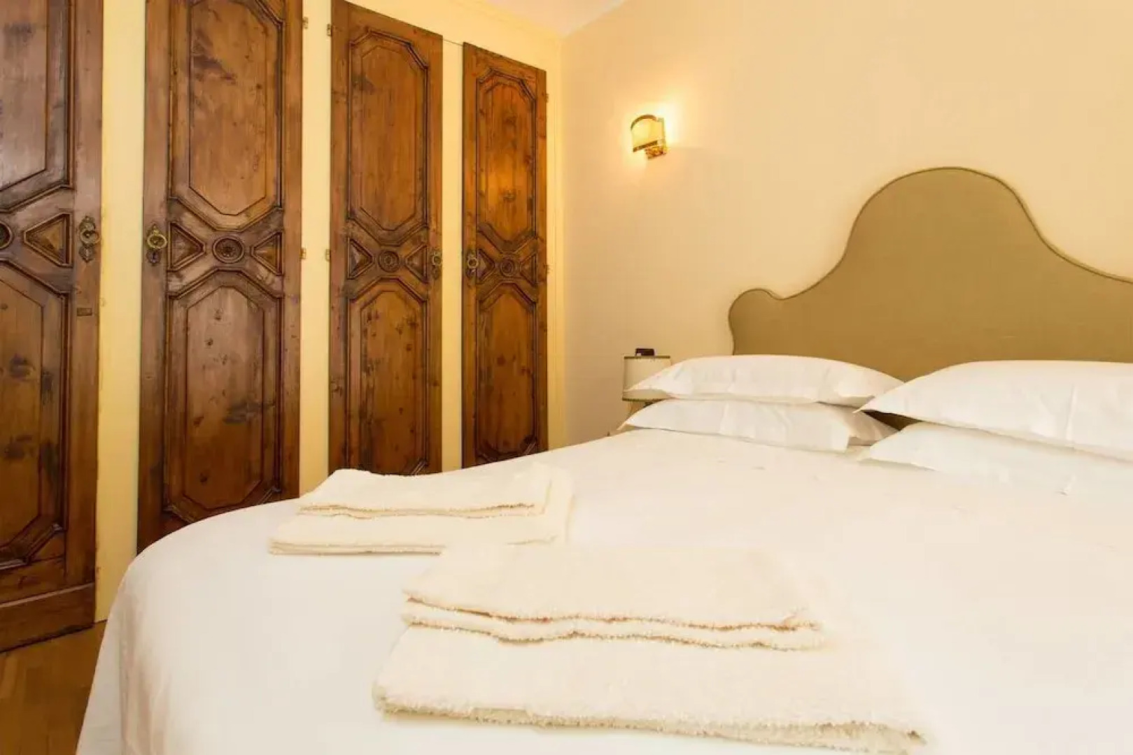 Beautiful Villa, Wifi, Bbq, Private Garden, Short Walk to Lakeside, Beach and Restaurants