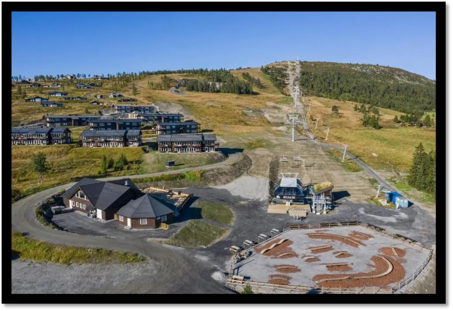 Golsfjellet - Bualie, milevis med sykkelveier, fiske og vannaktivitet, ski inn/ut til alpinanlegg og langrennsløyper.