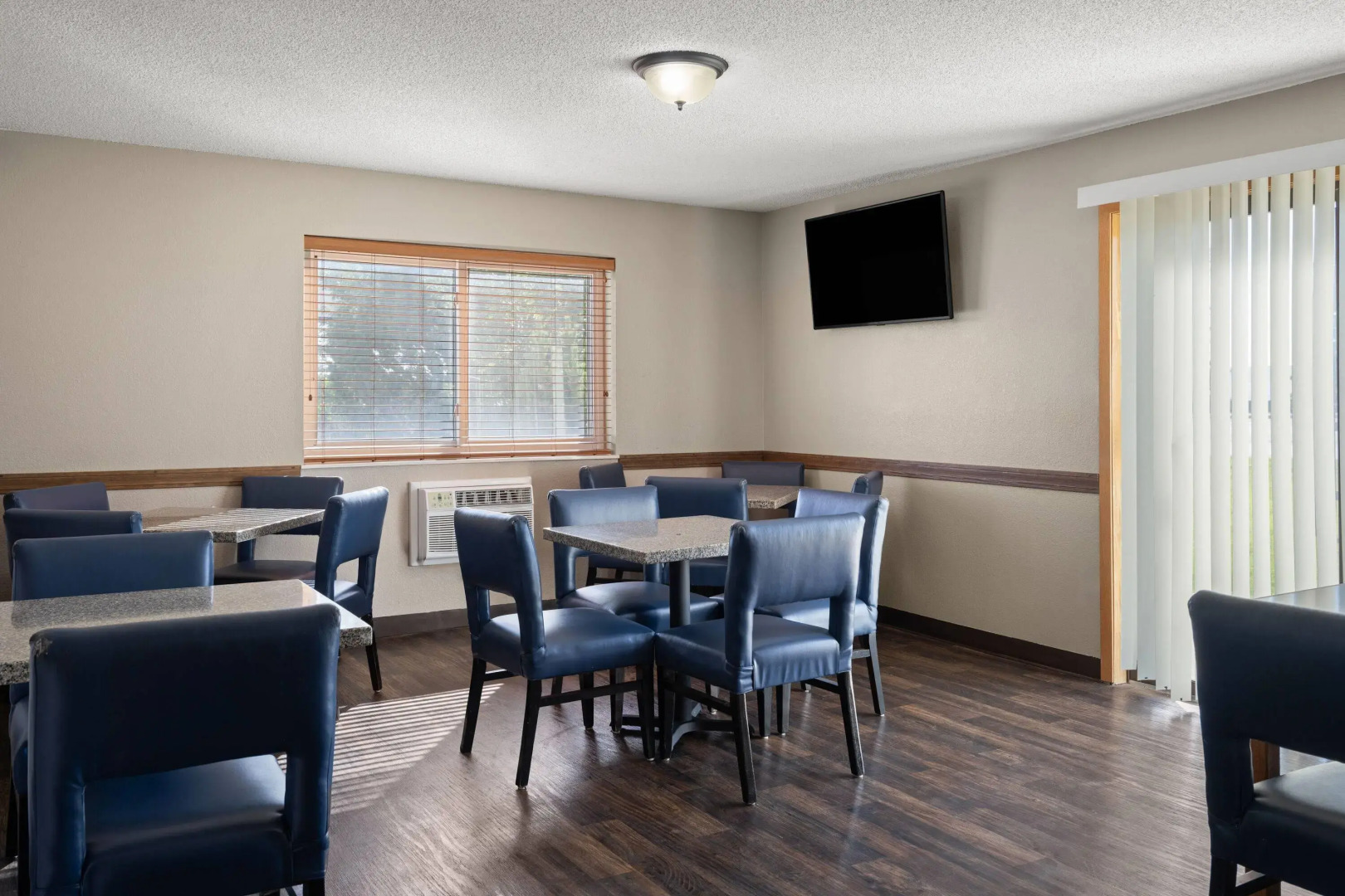 Super 8 by Wyndham Lewistown