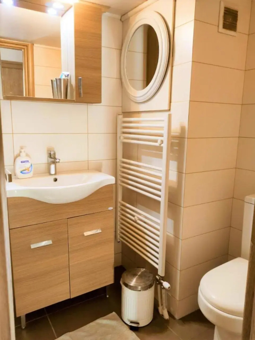 20' from the airport,20' from the center of Athens