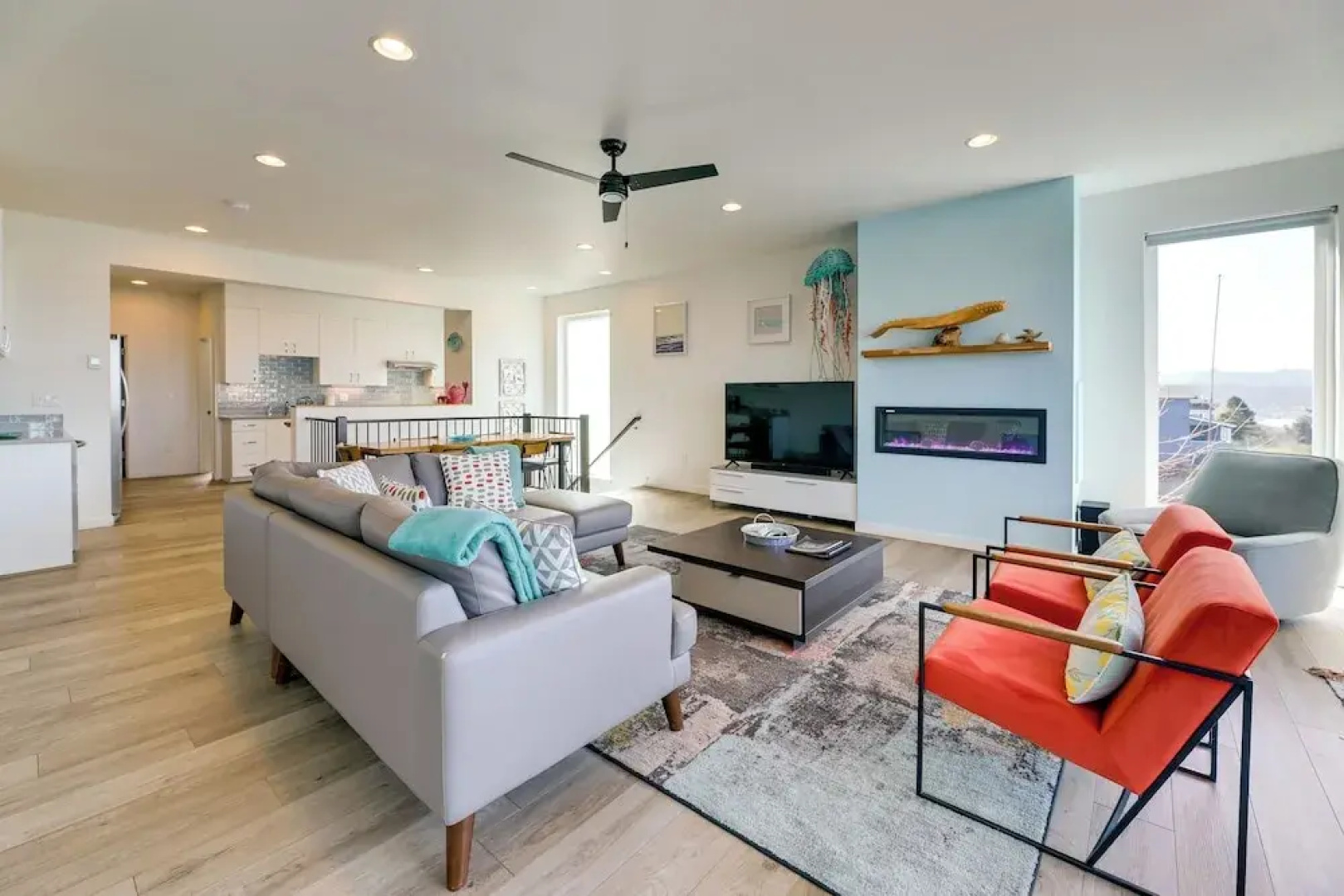 Scenic Depoe Bay Townhome w/ Deck < 1 Mi to Parks!