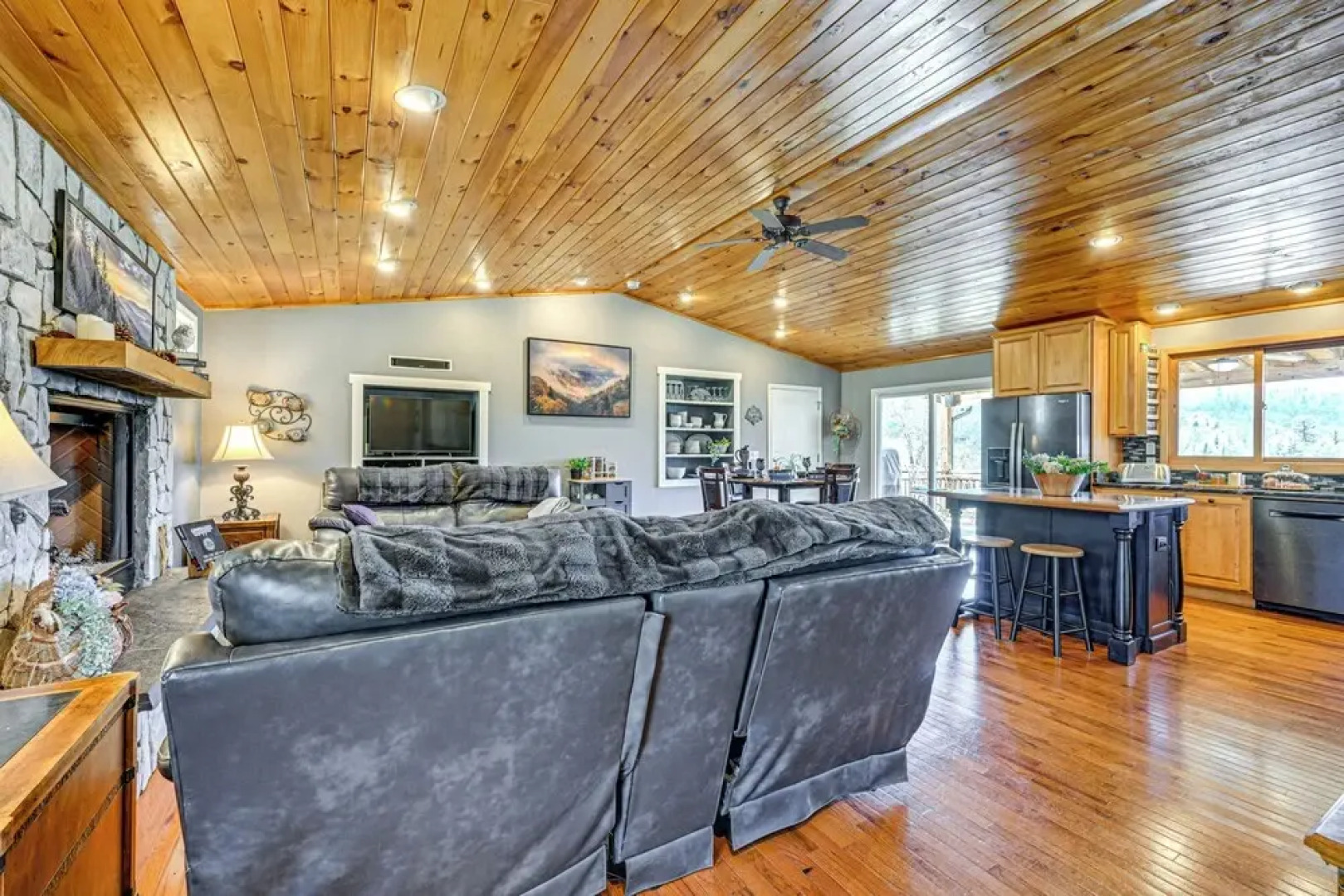 Lakefront Cabin Retreat w/ Dock in Robbinsville!