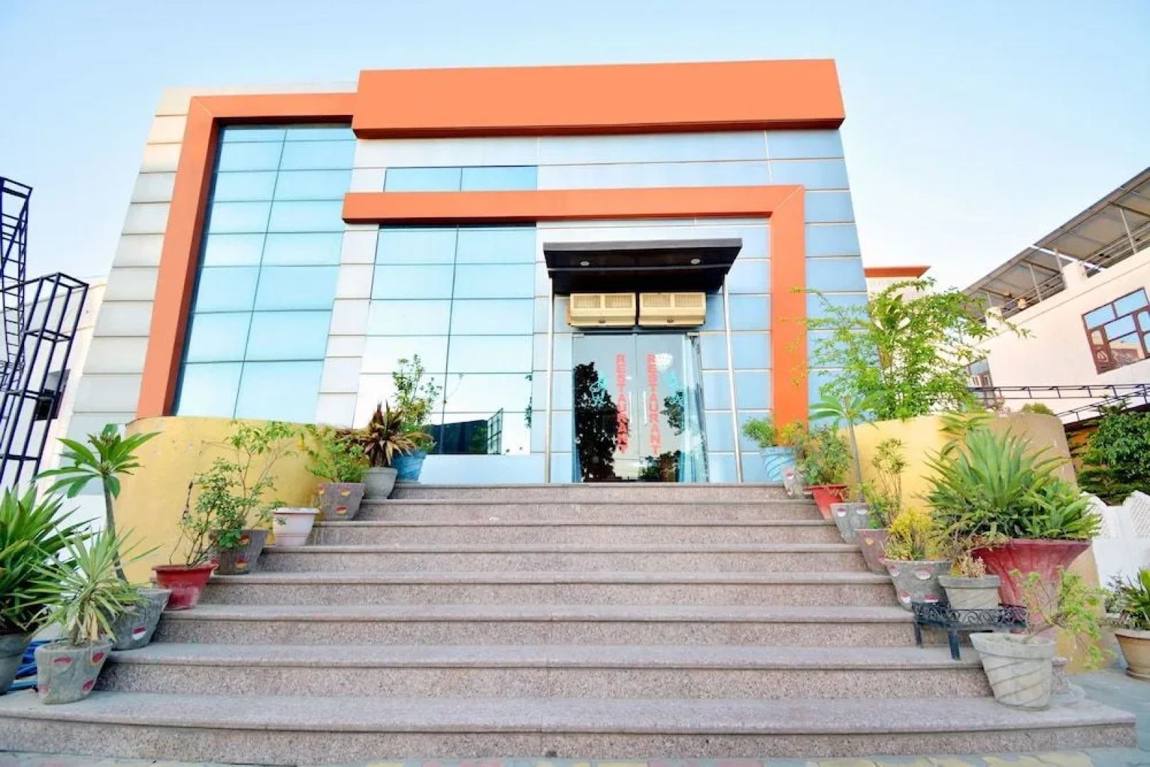 Oyo 39889 Palace Plaza