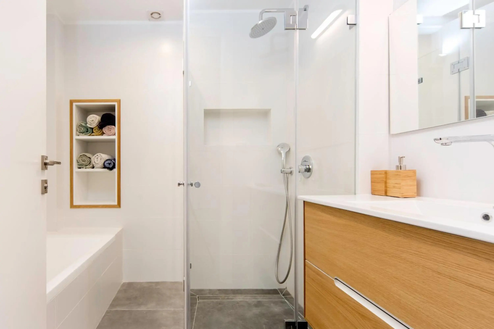 Nice 2Bd W/ Balcony and Private Parking by Sea N' Rent