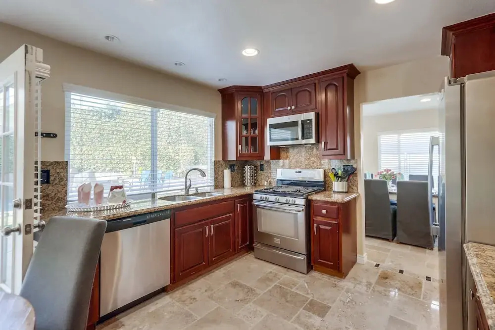 Beautiful Backyard Oasis 5 bedroom 3 Bathroom Home