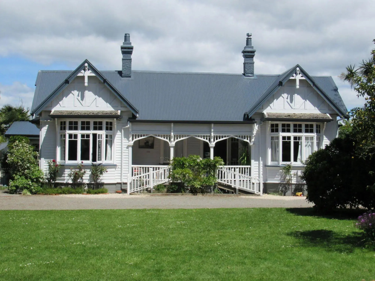 The White Elephant Accommodation - Hostel