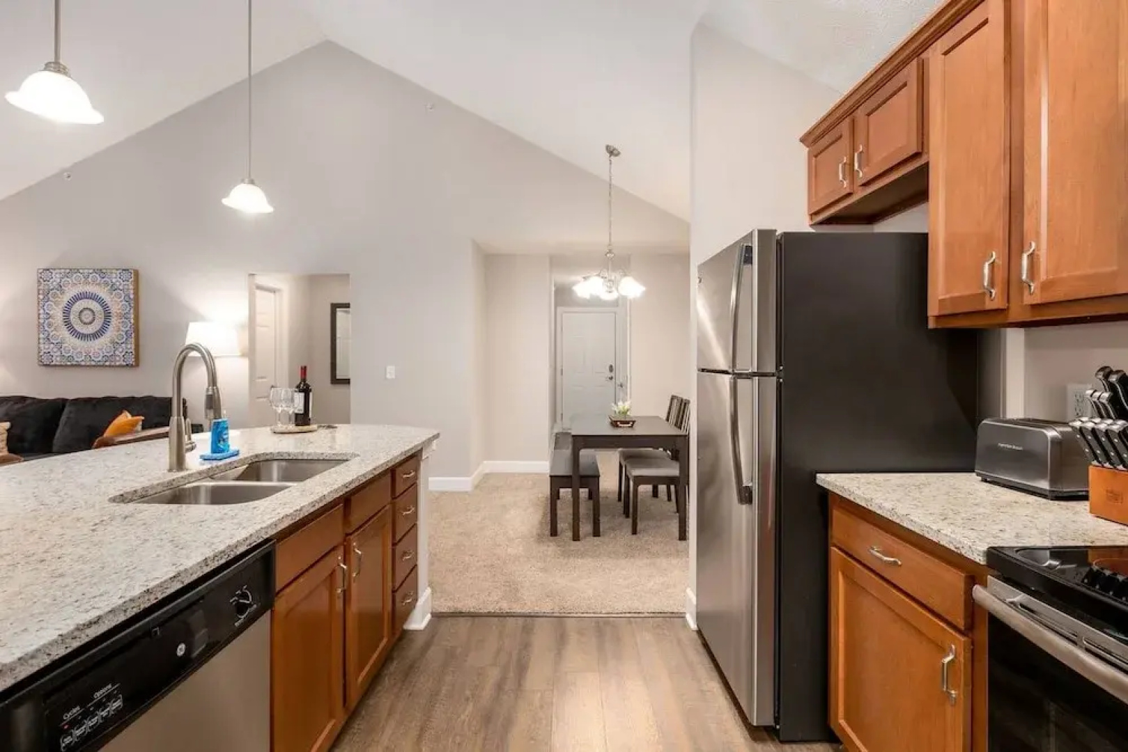 Woodland Penthouse 2BR W D Pool Gym Walkable