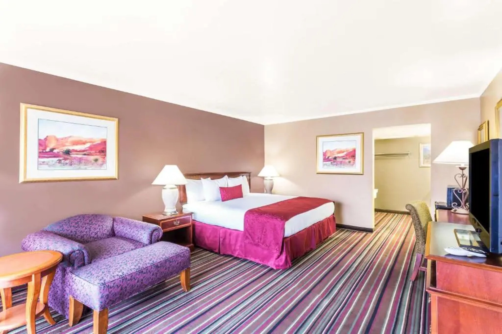 Days Inn & Suites By Wyndham Logan