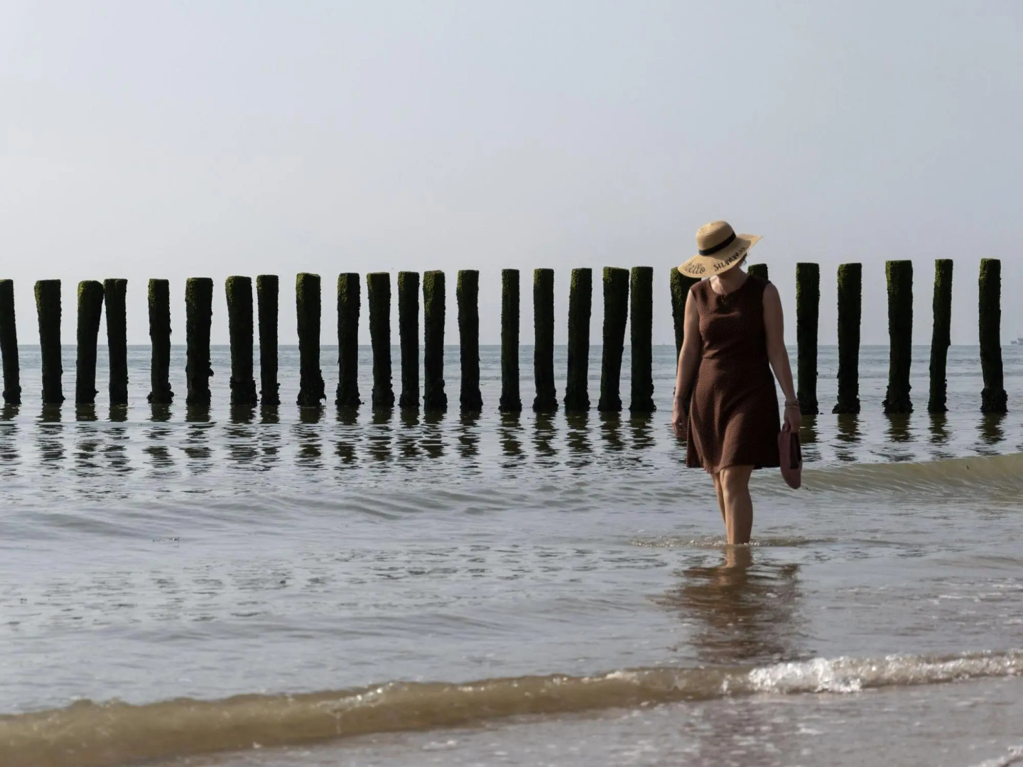 Well-kept chalet with air conditioning, on a holiday park, 1 km. from the beach