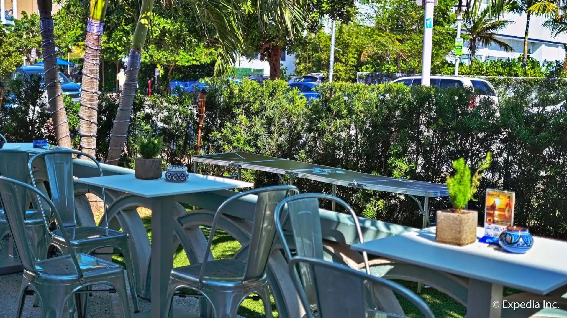 Beds n' Drinks Hostel