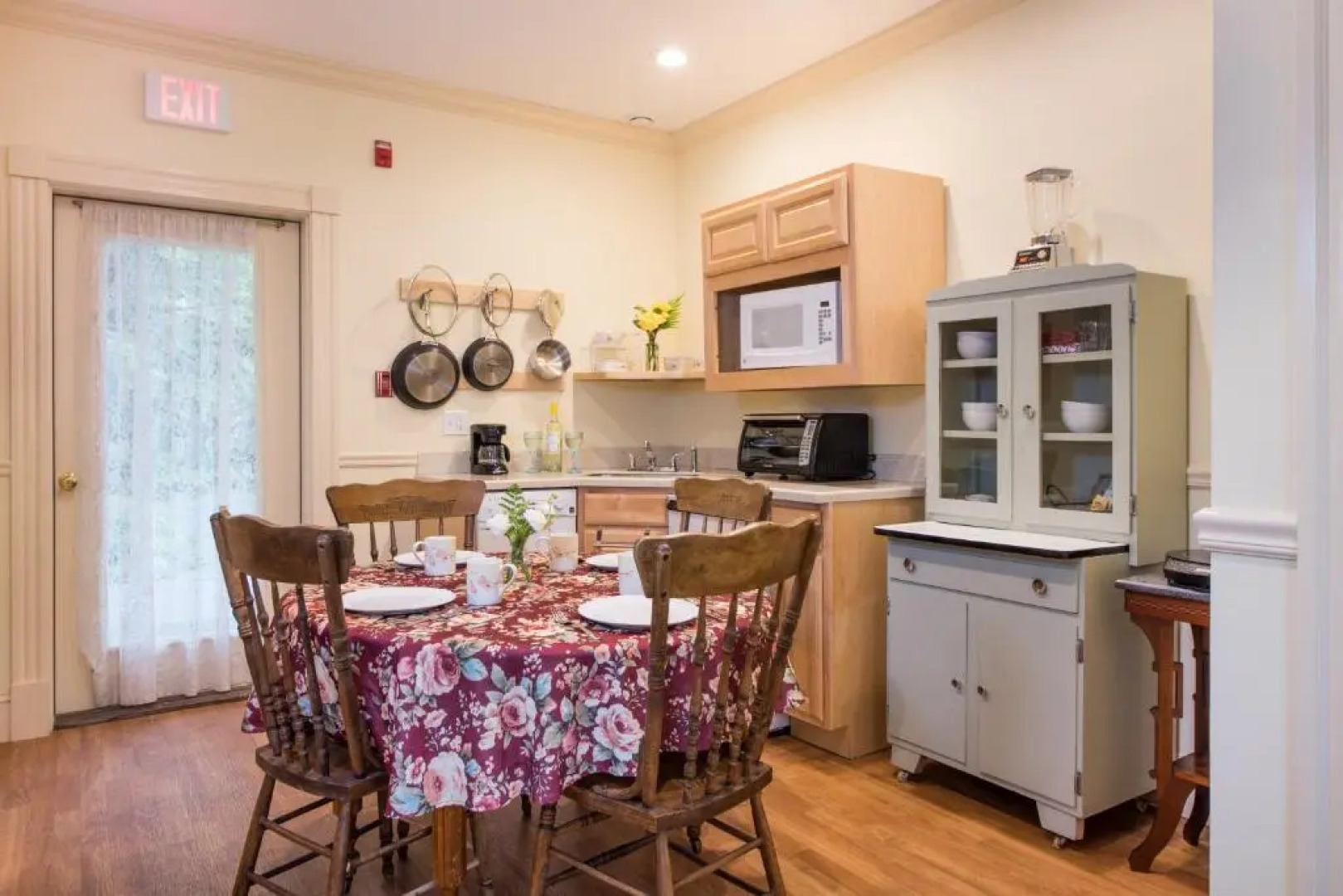 Mira Monte Inn & Suites