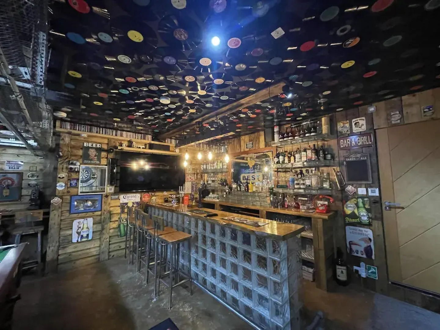 5 Bed House-sleeps 14-hot Tub-bar-garden-parking