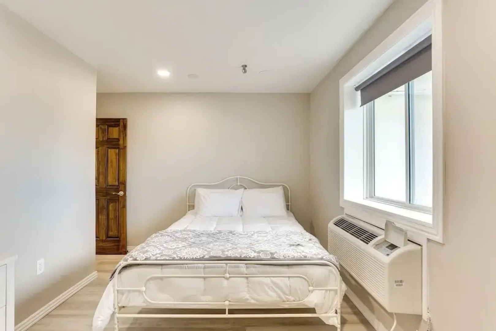 Half-mi to Oakland City Golf Club: Sleek Apartment