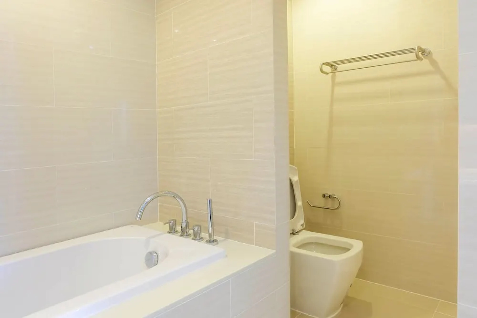 Kanyarat Lakeview Condominium by Wilai