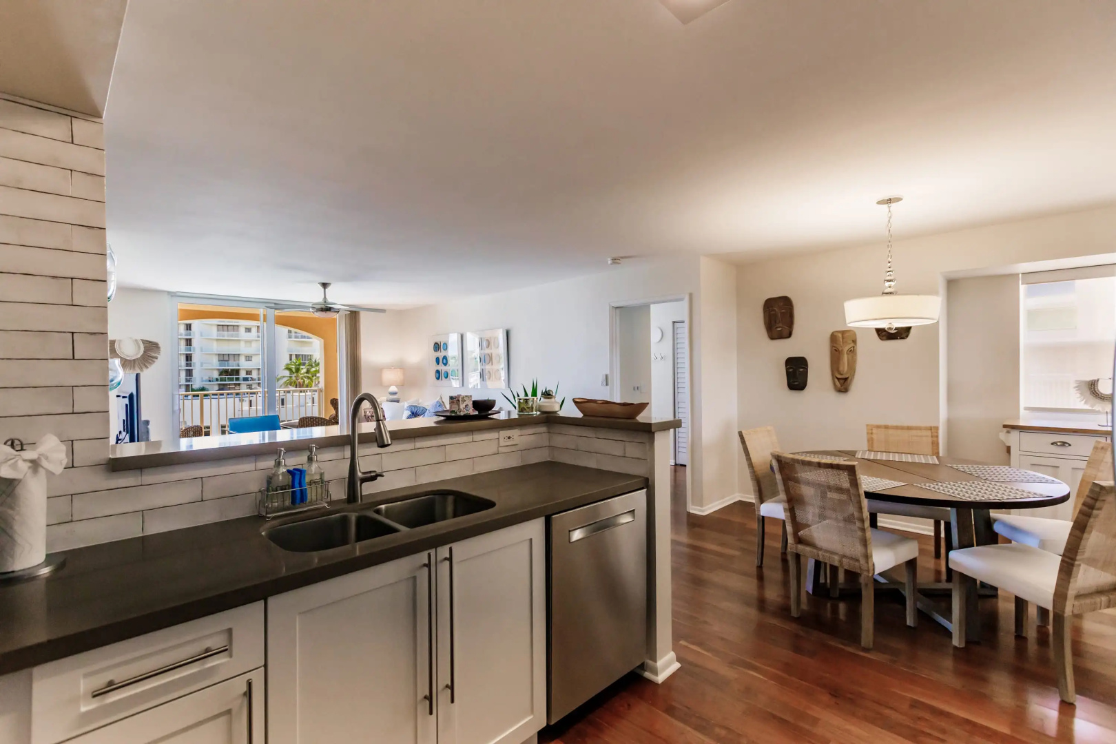 Uhost AI 3BR Condo Stunning Water Views