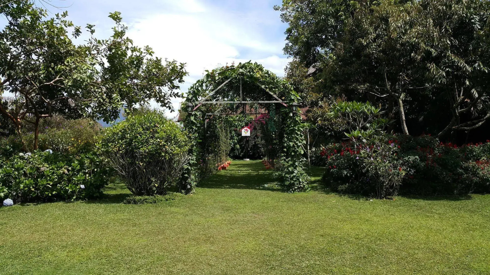 Vila Bunga Merah Gelatik