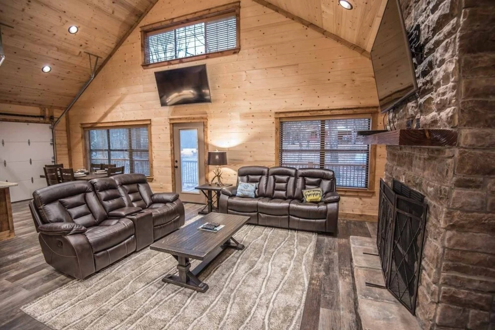 All Decked Out Cabin in the Woods With Fireplace, Bbq, and Swing Bed by Redawning