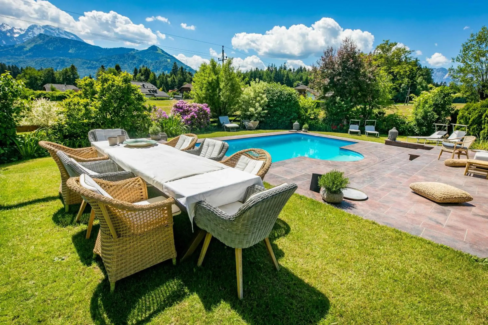 Chalet Green Pastures, romantic country side farm with pool near Salzburg