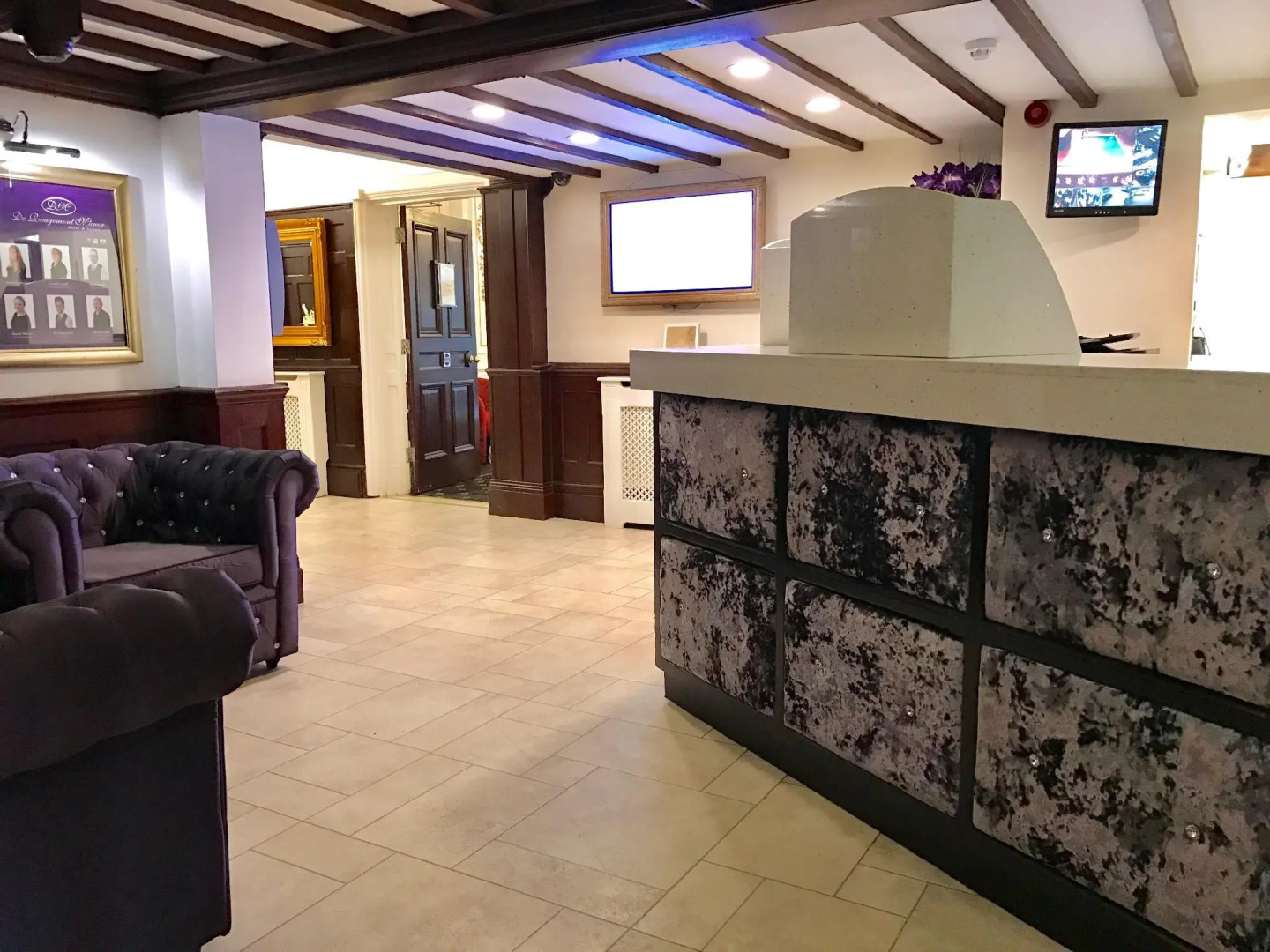 De Rougemont Manor Hotel & Suites