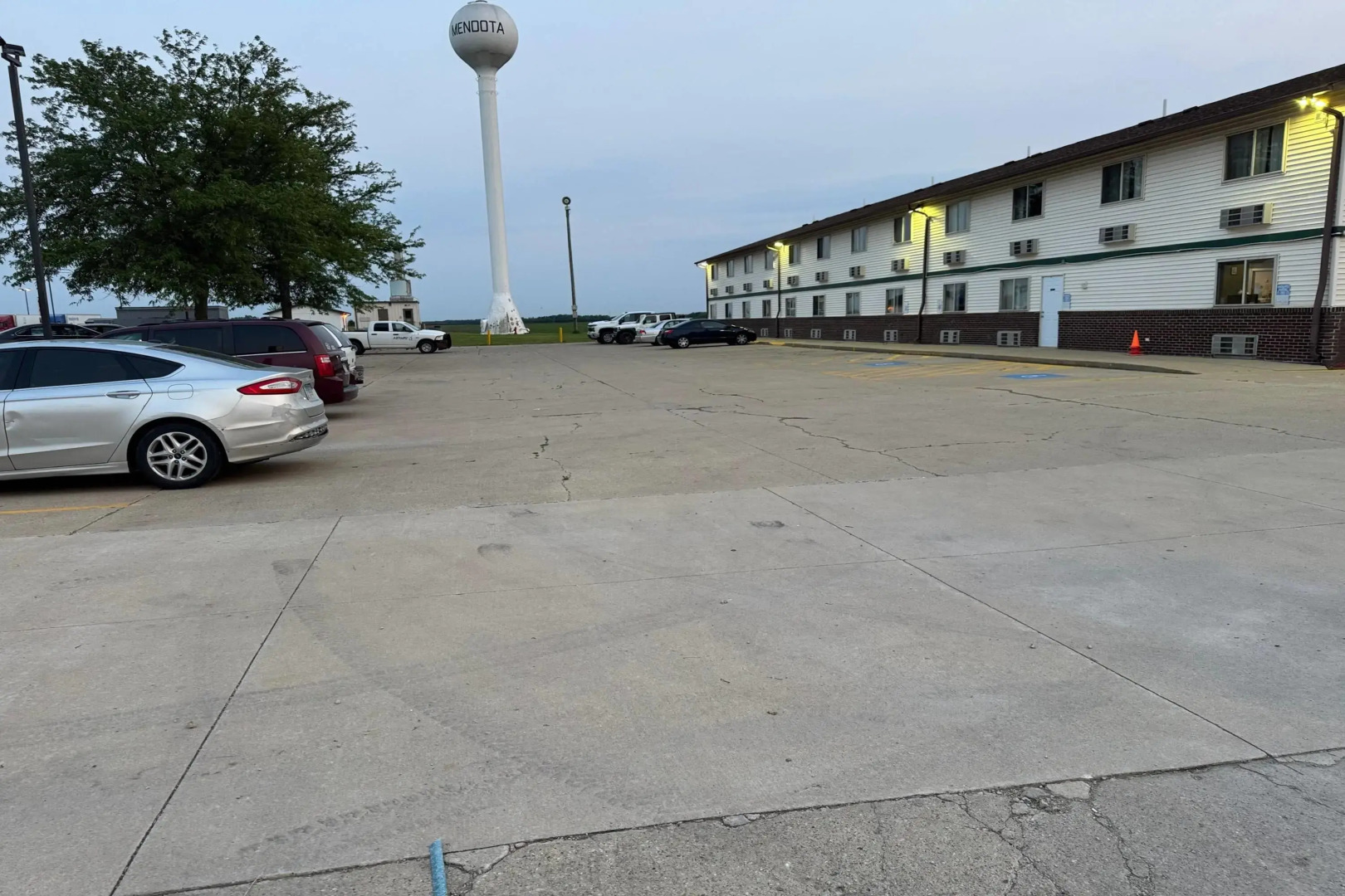 Super 8 by Wyndham Mendota I-39