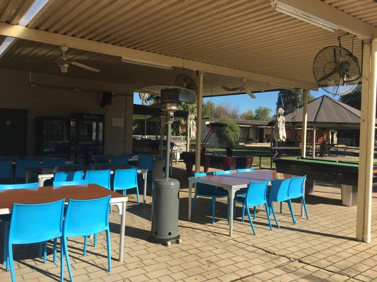 Palm and Pawn Motor Inn