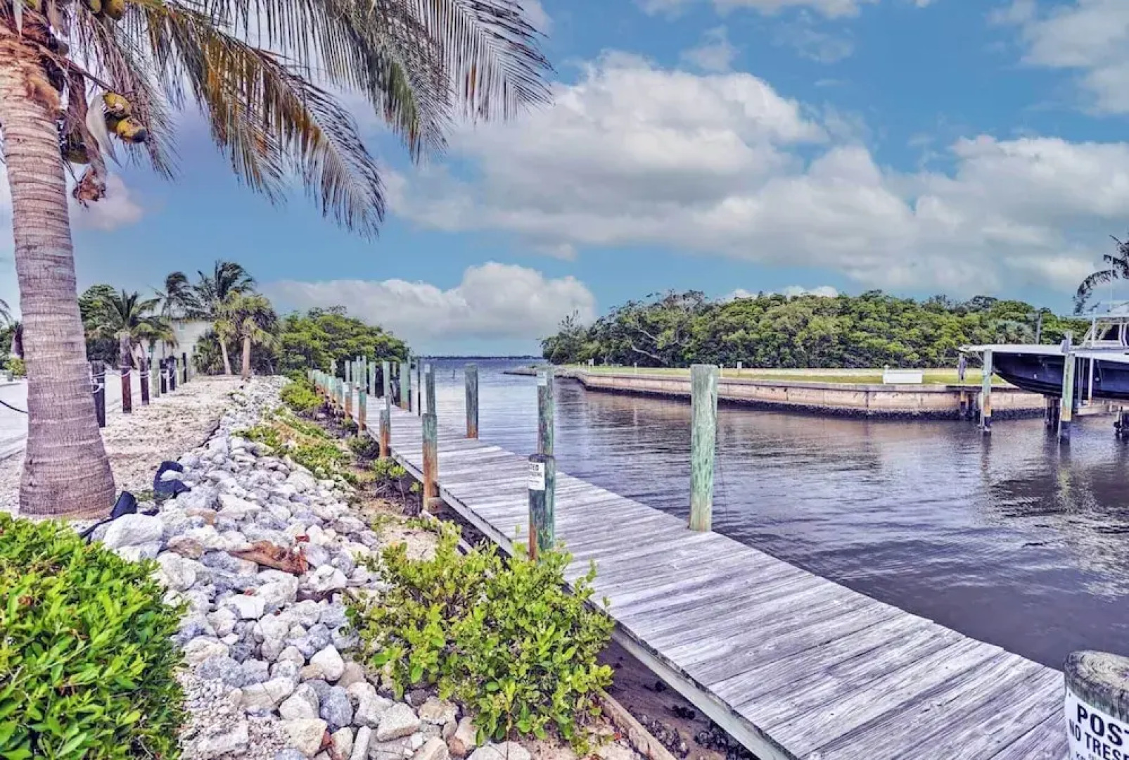 Boat Lovers Paradise: Walk to Private Beach!