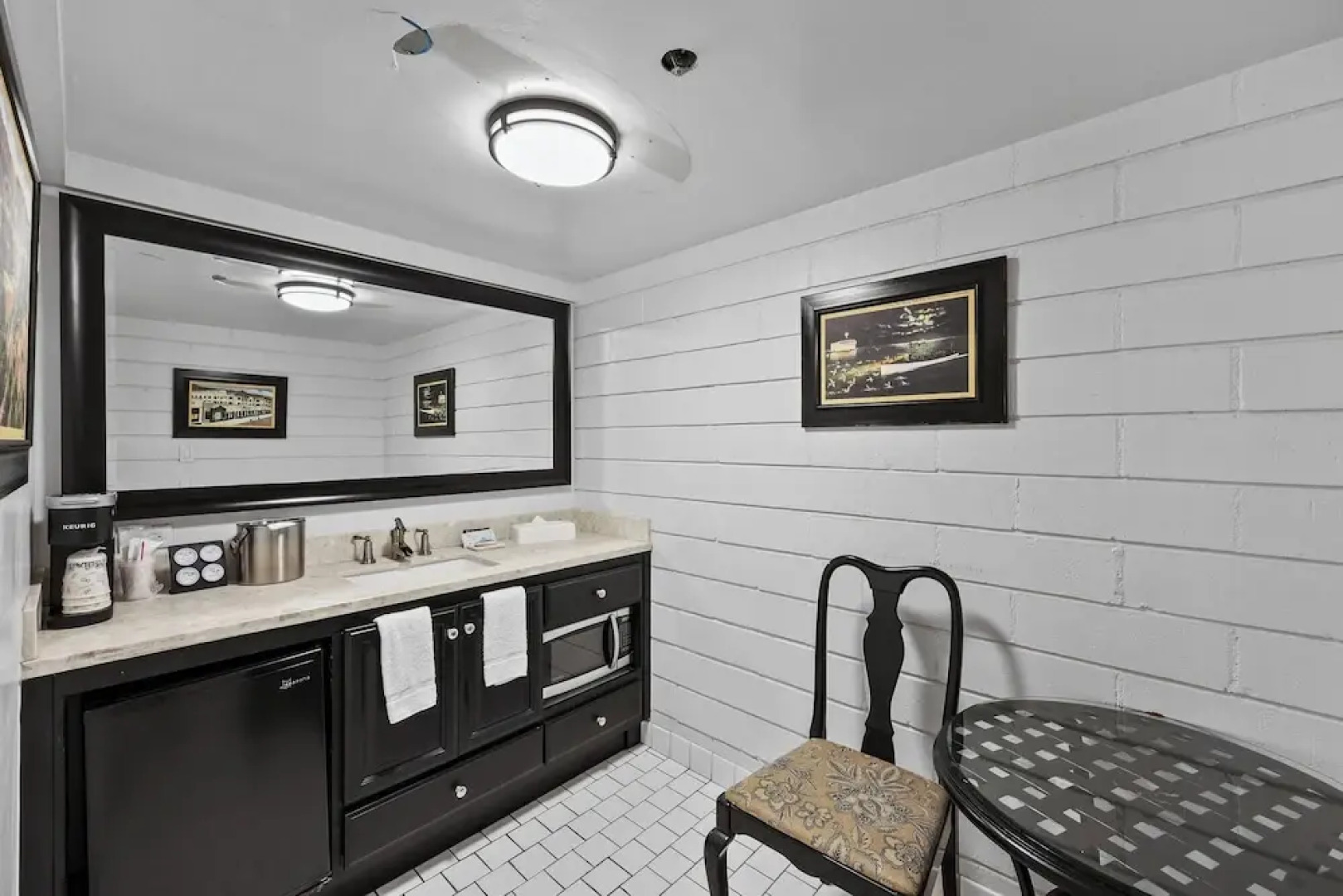 Catalina Courtyard Suites