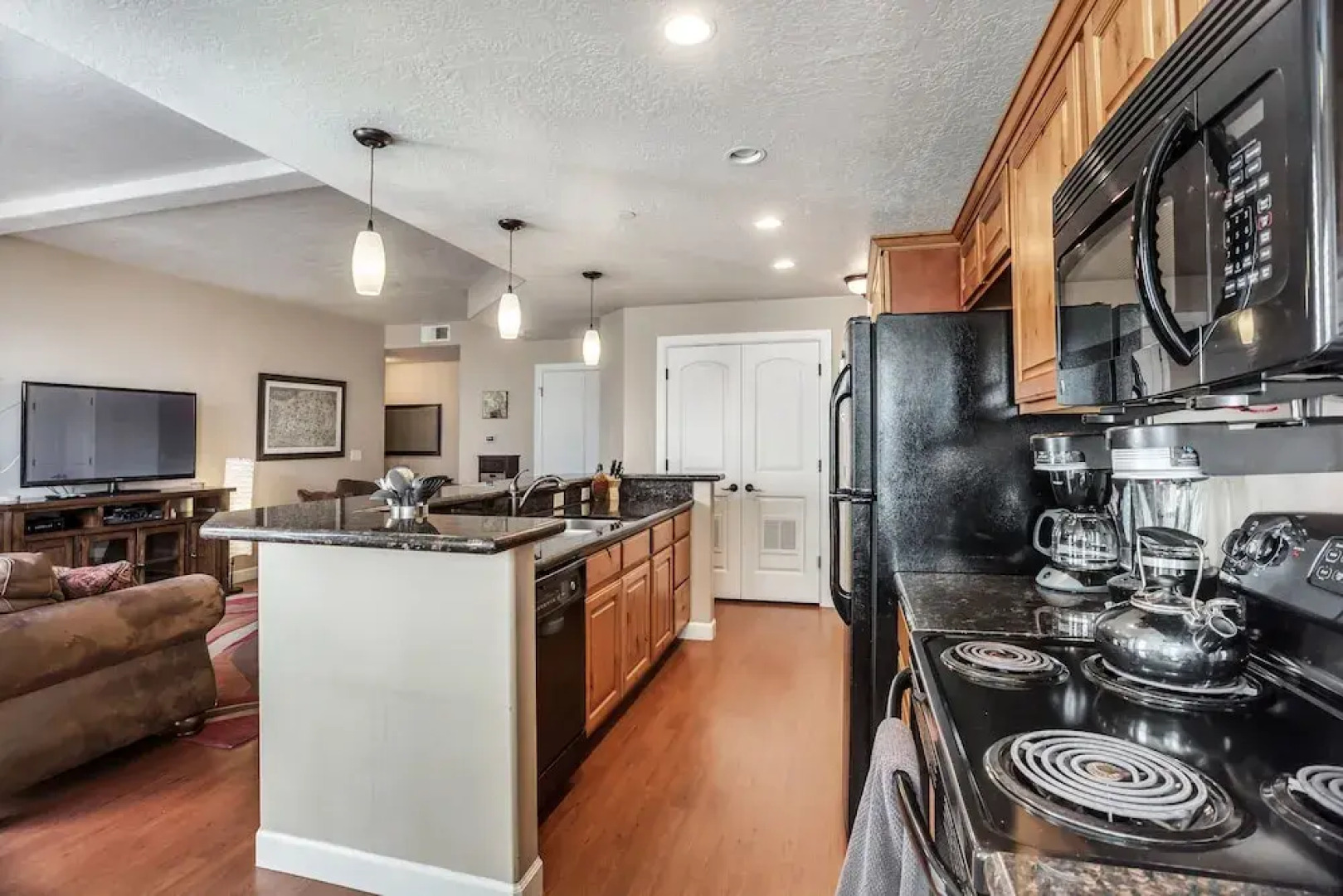 Citifront B 3 Bedroom Condo by RedAwning