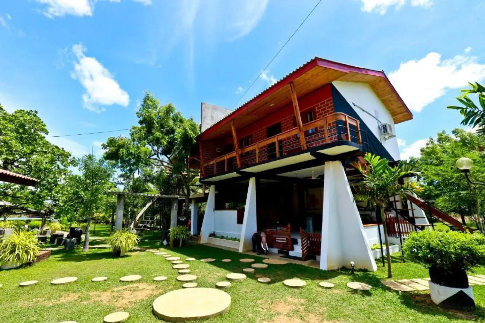 Eco Hotel Black & White - Anuradhapura