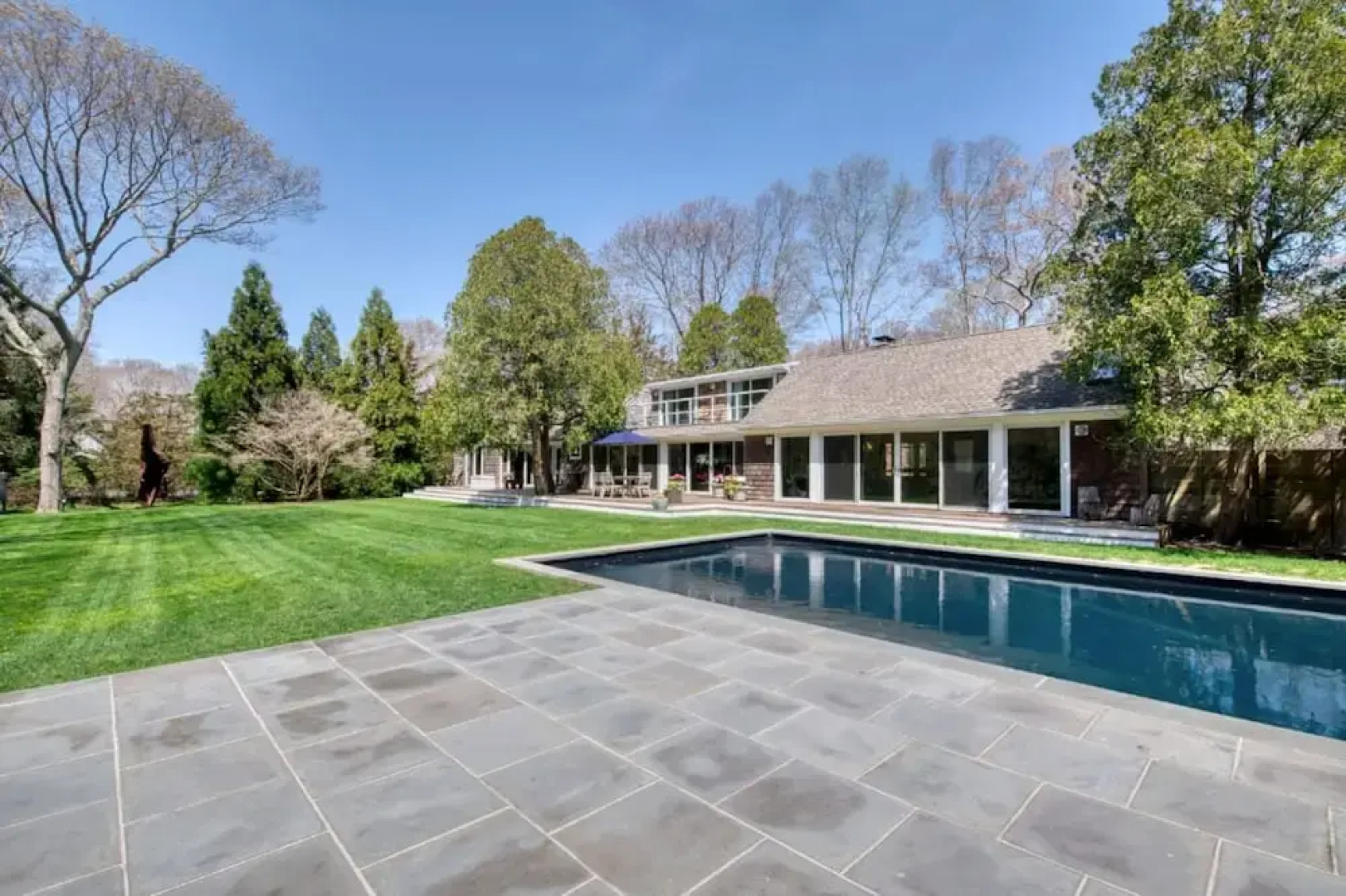 Spacious 5-br 4-bath Pool in East Hamptons