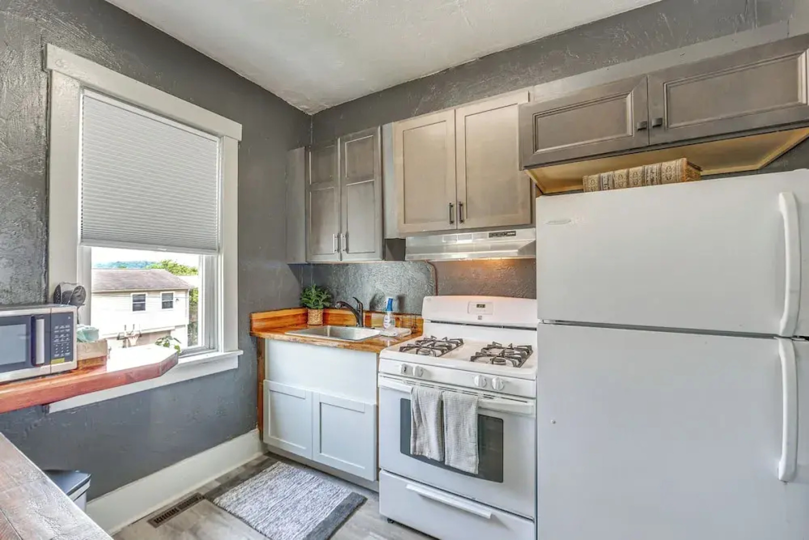 Updated New Kensington Home w/ Deck: 22 Mi to Pgh!