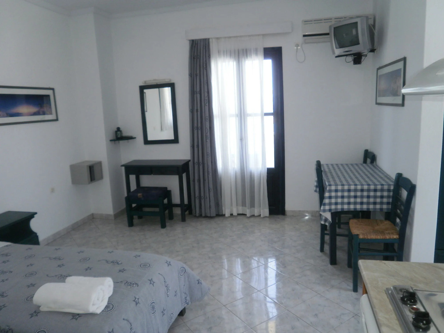 Blue and White Studios & Apartments