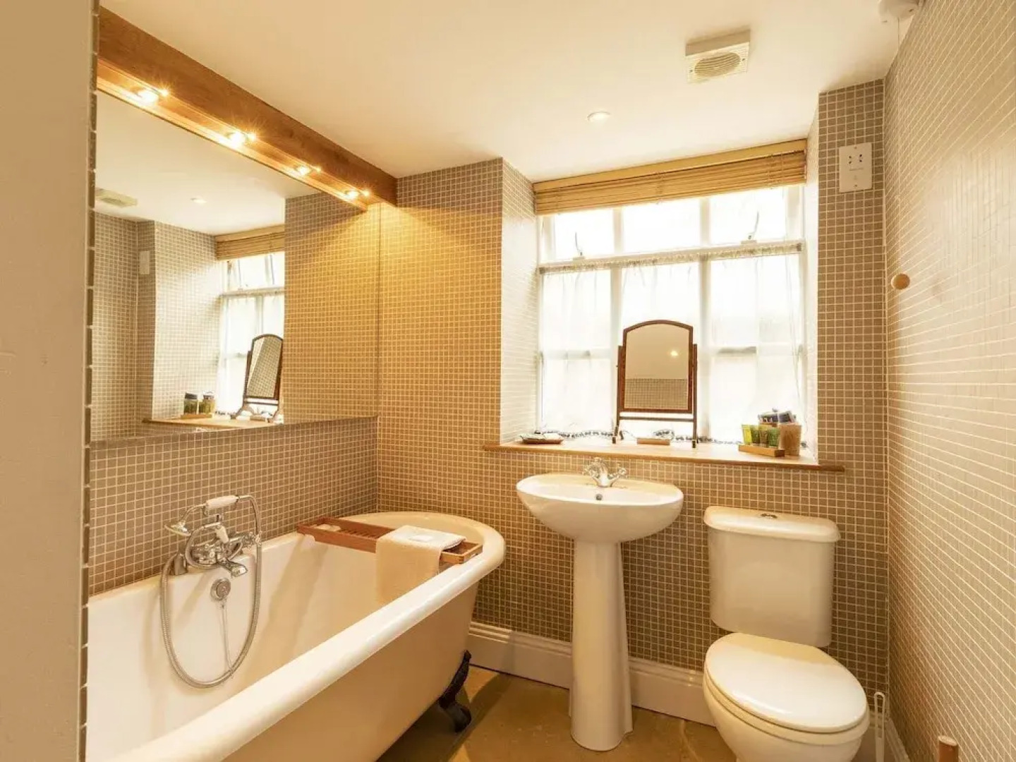 Luxury refurbished Gamekeeper's cottage, 15 acres of woodland by Hadrian's Wall