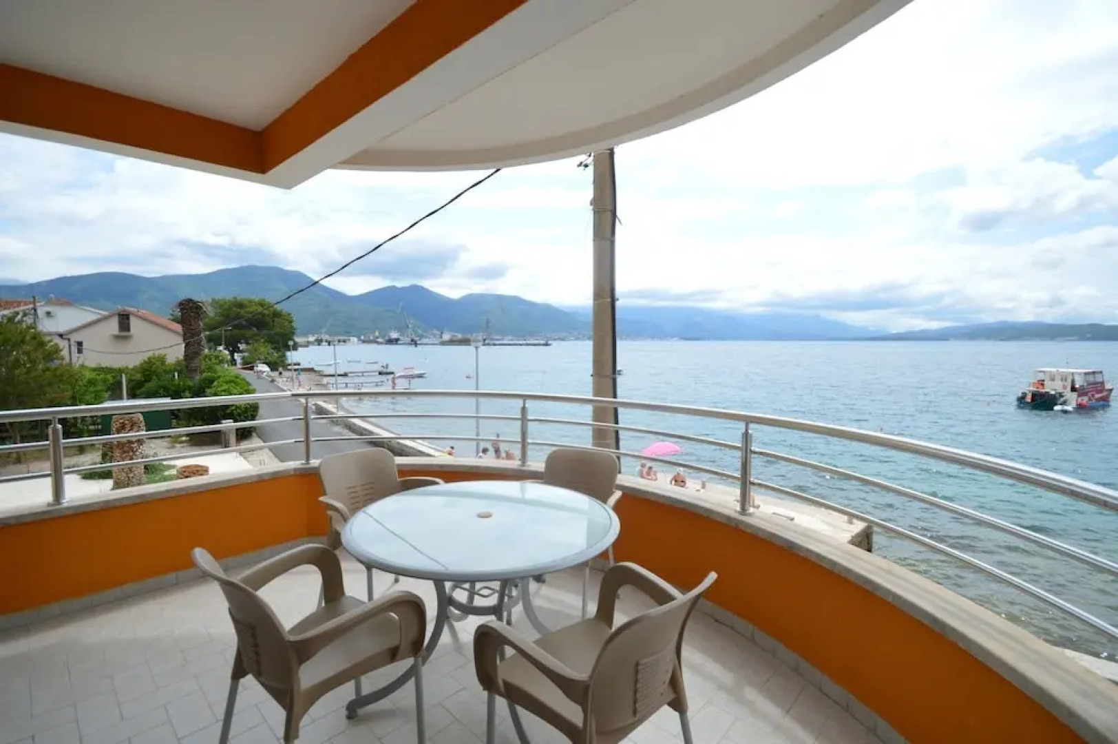 Seafront Apartment Bijela
