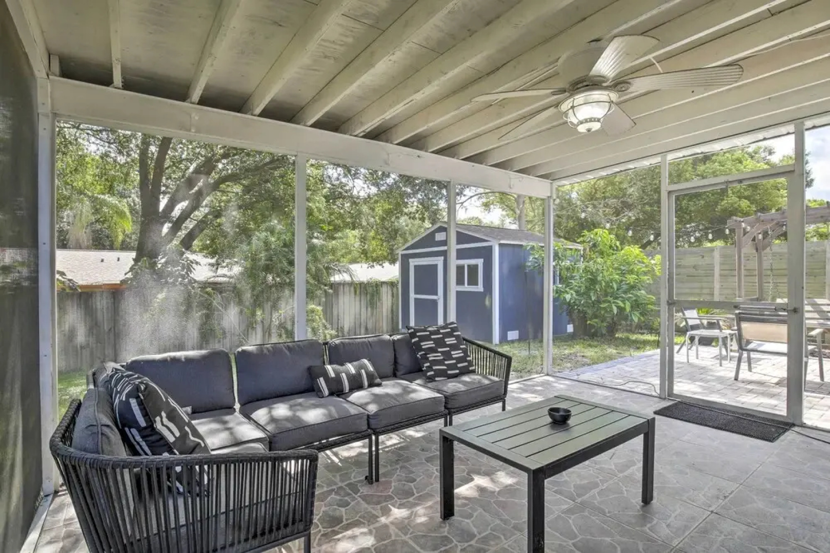 14 Mi to Dwtn Tampa Bay: Brandon Home w/ Fire Pit!