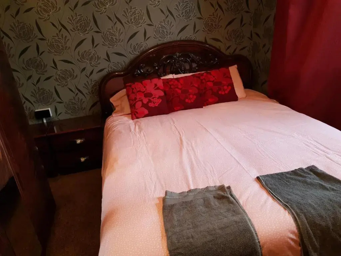 Spacious Bungalow in Romford with parking