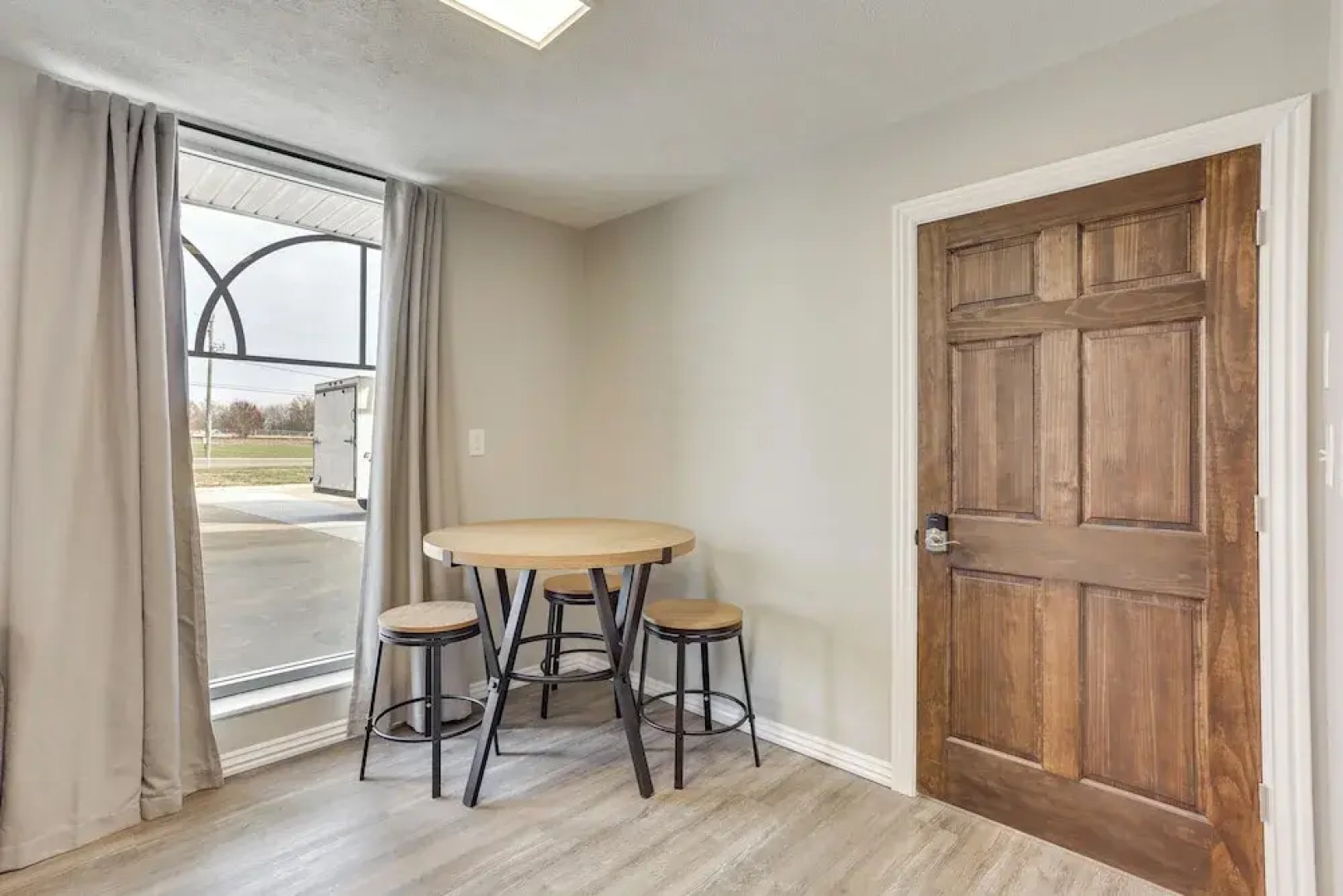 < 1 Mi to Oakland City University: Cozy Apartment