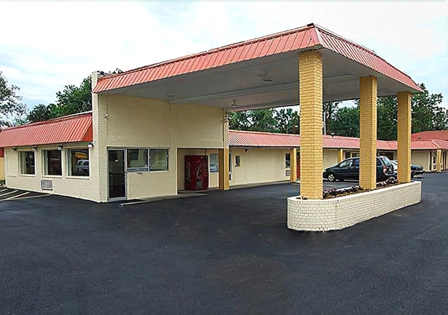 Econo Lodge Inn & Suites