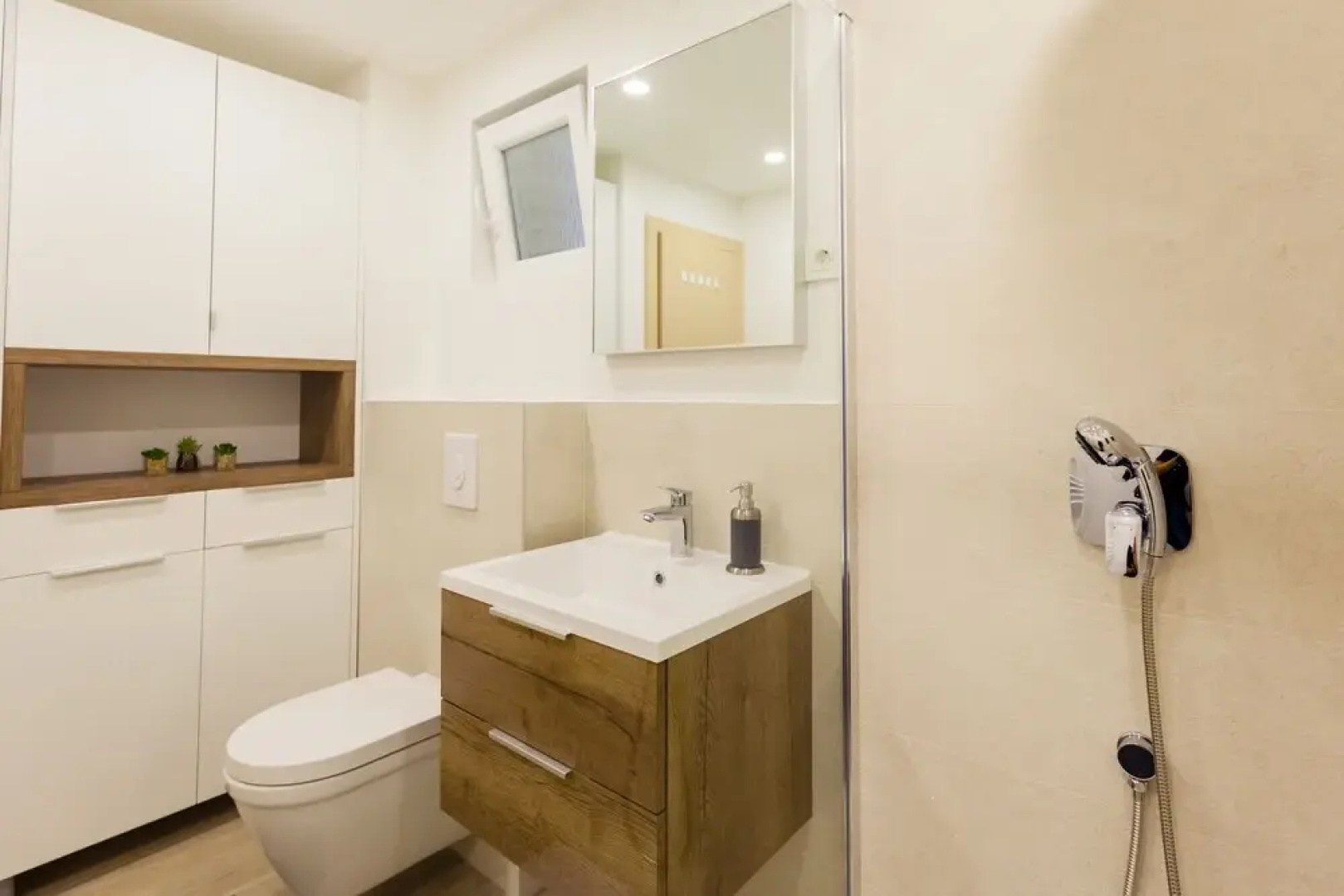 Rooms & apartments Karlo