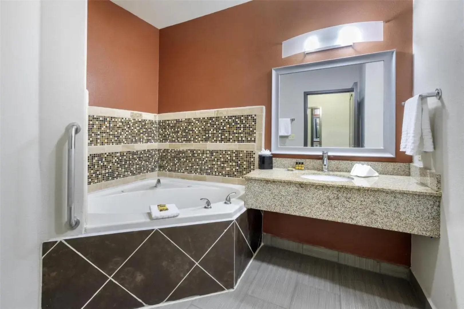 Holiday Inn Express Kansas City- Lee`S Summit