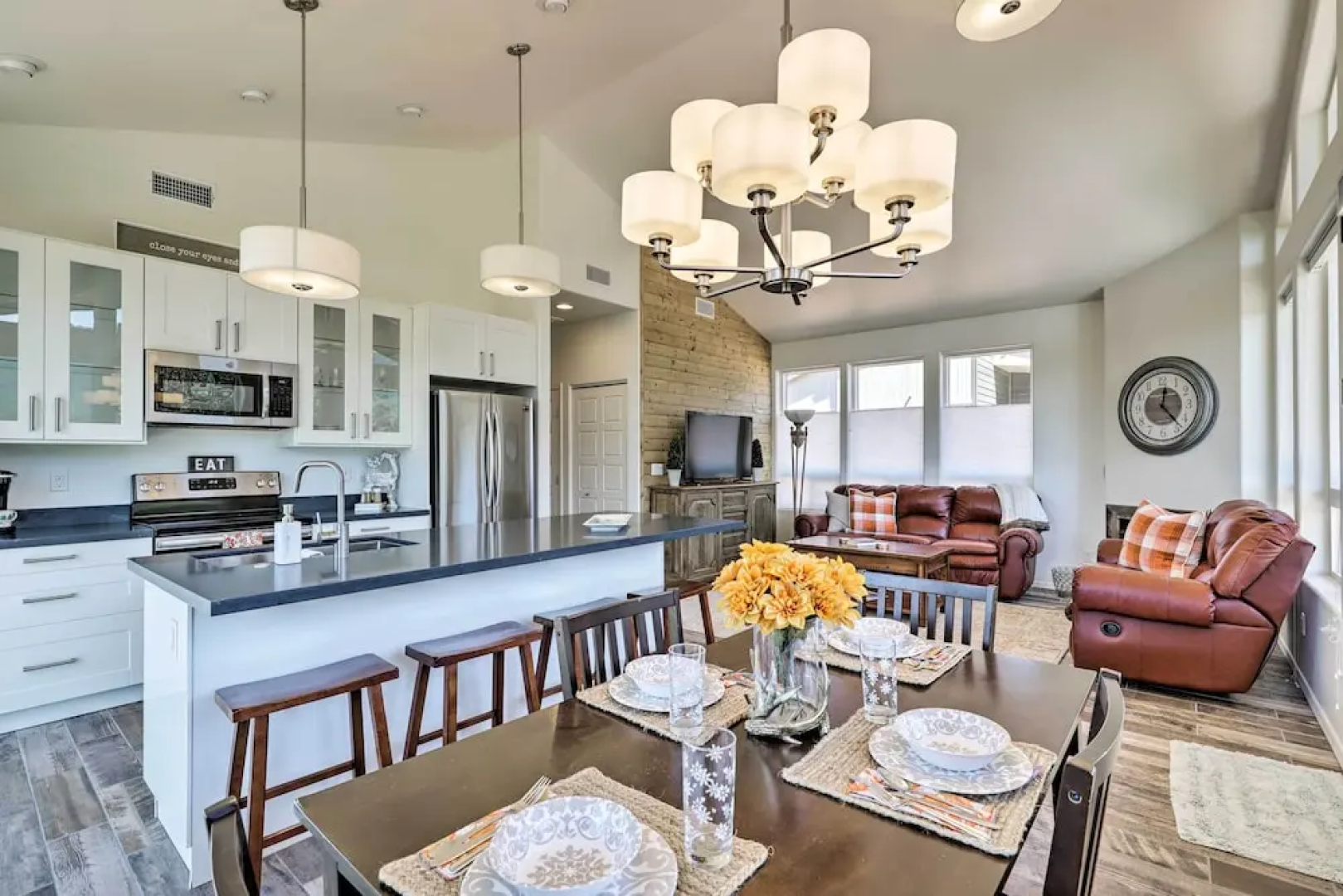 Hot Tub, Deck & Mtn View: Lavish Cabin in Pine!